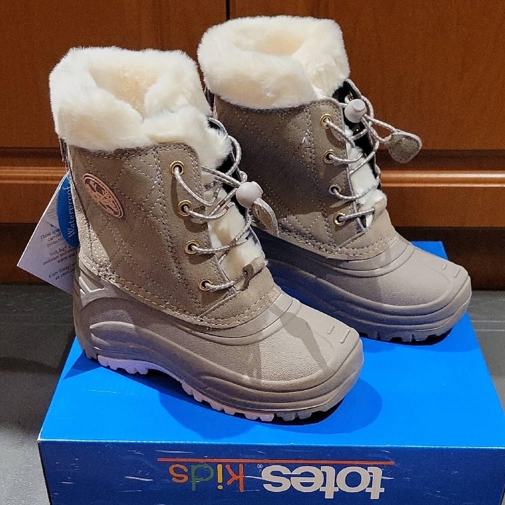 New in Box: totes Harper Mid Girls Waterproof Winter Boots